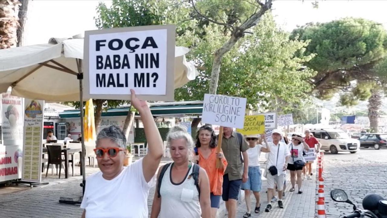 Foça'da deniz ve kıyı kirliliği protestosu