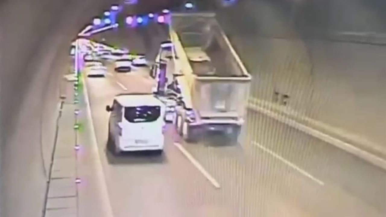  İzmir’de damperi açık unutulan kamyon tünelde kaza yaptı