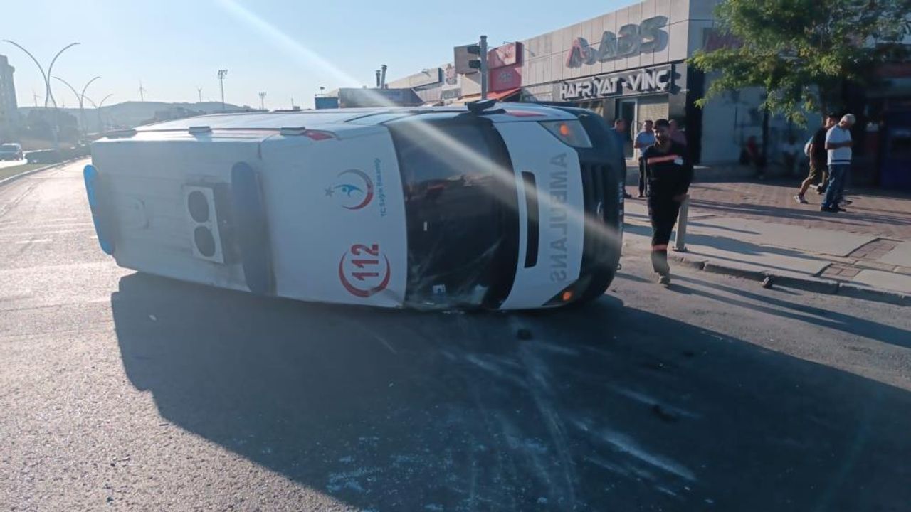 İzmir'de ambulans ile kamyonet çarpıştı