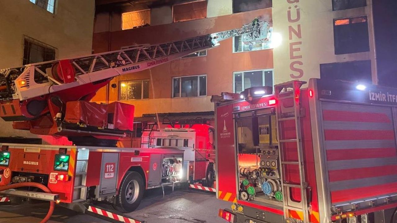 İzmir’de 4 katlı binada yangın paniği