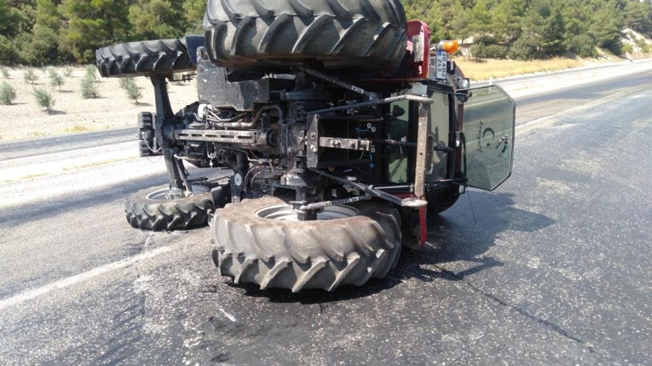 Devrilen traktörün sürücüsü kazayı ucuz atlattı
