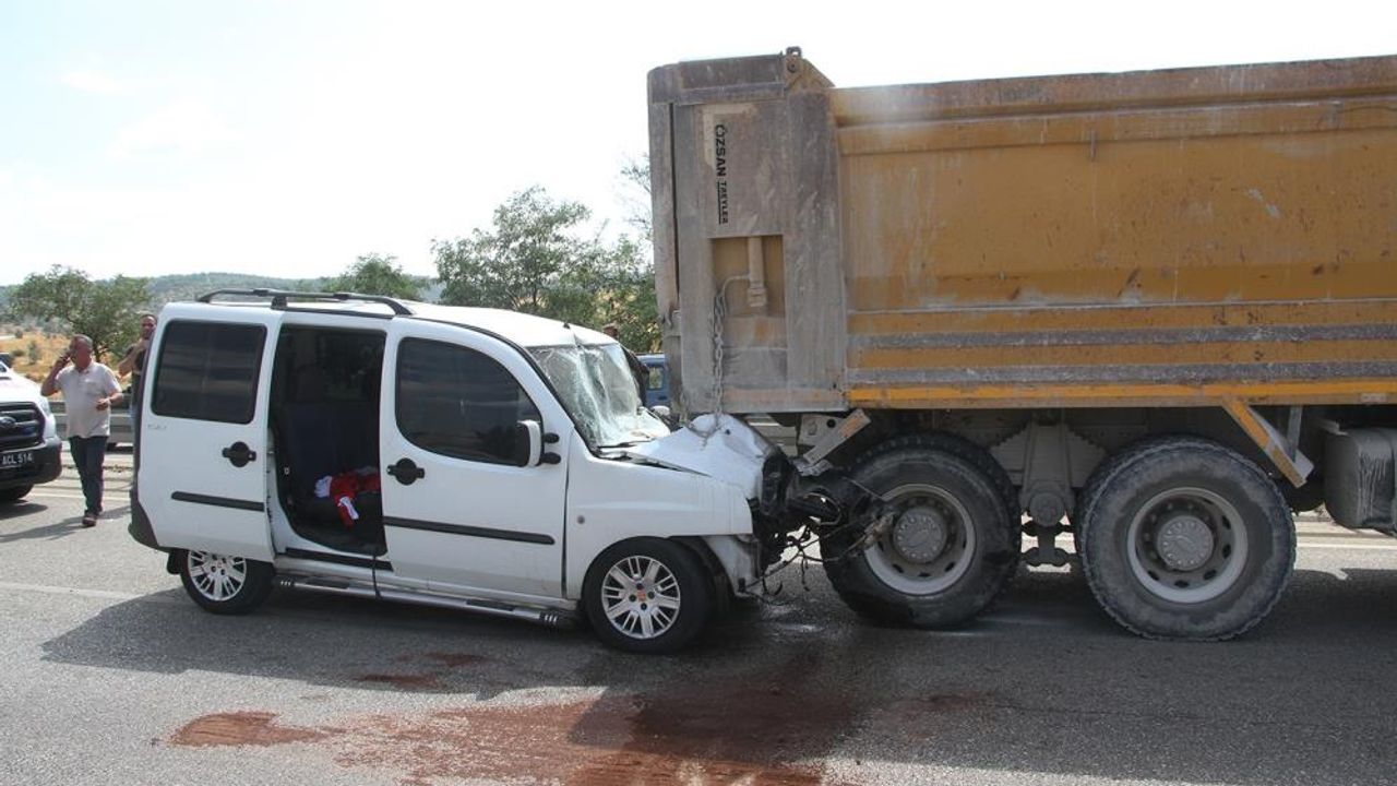 Hafif ticari araç hafriyat kamyonuna çarptı