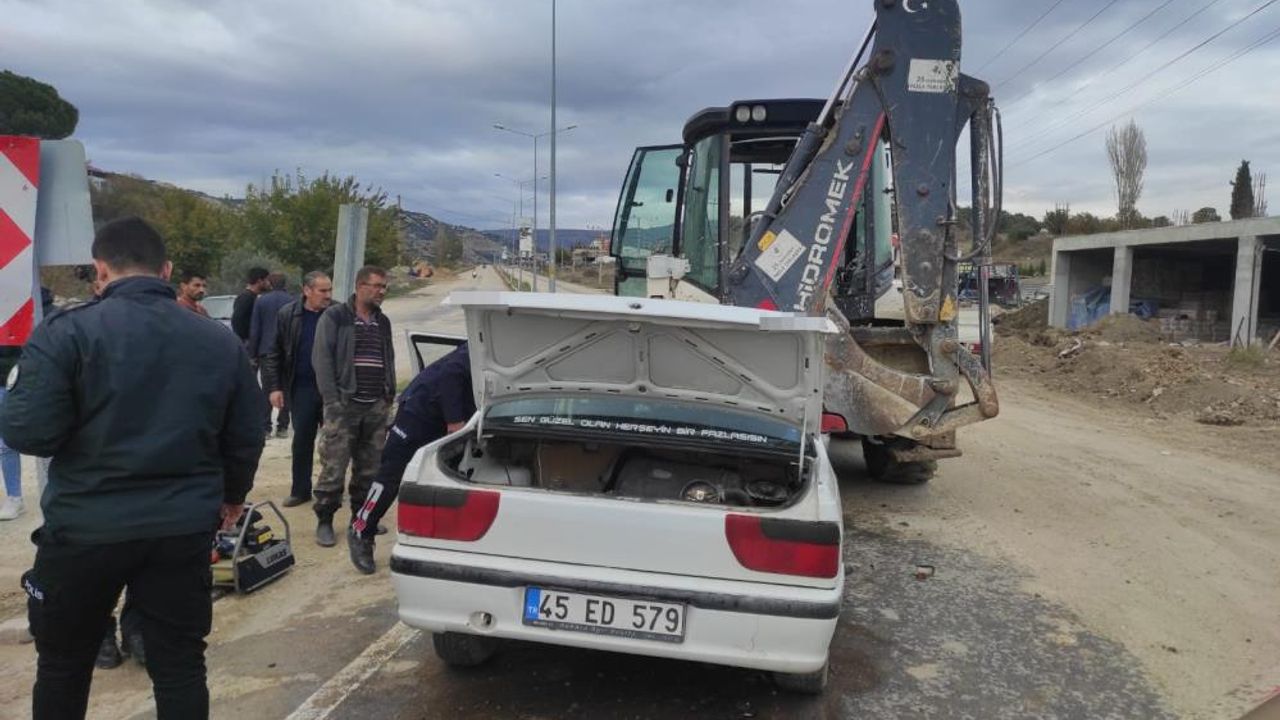  Manisa'da otomobil geri manevra yapan iş makinesine çarptı