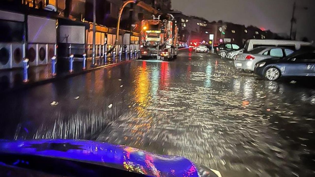  Fırtınanın vurduğu İzmir'de çalışmalar gece de sürüyor