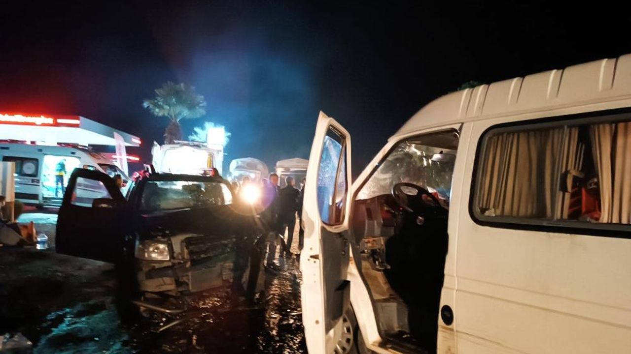 Manisa’daki kazada iki otomobil kafa kafaya çarpıştı