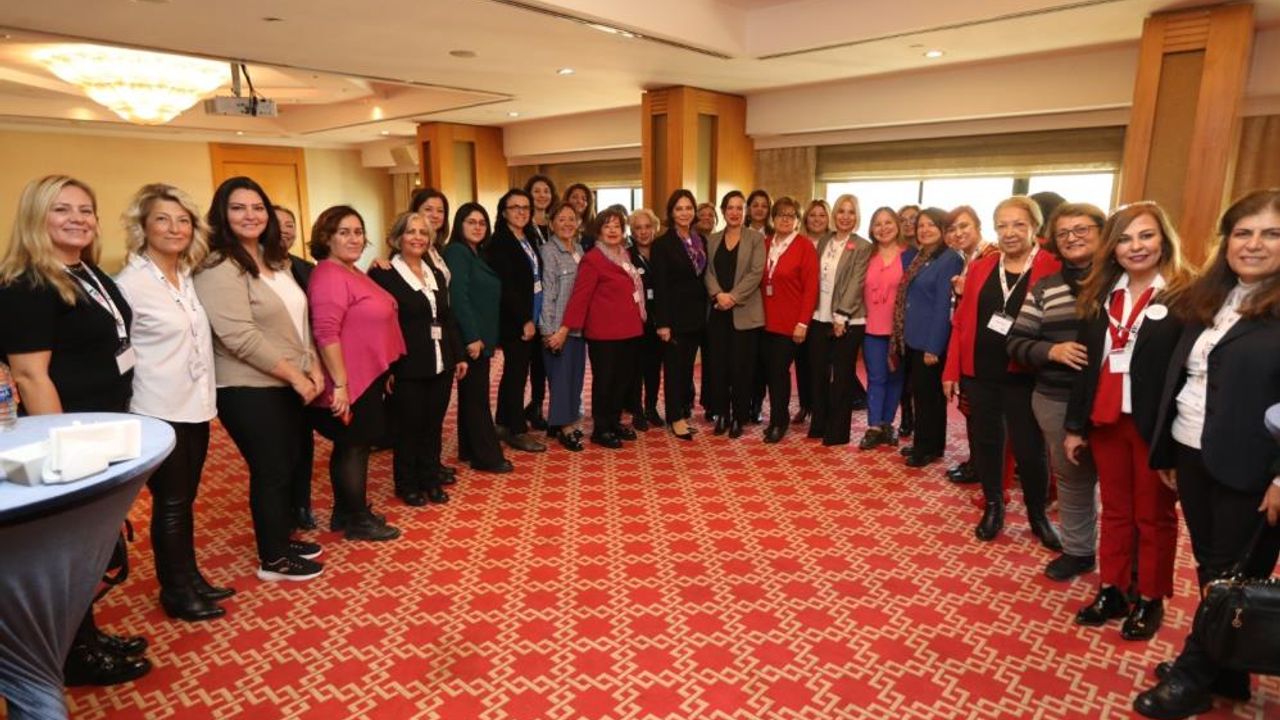 İzmir'de kadın aday adayları KADER'de buluştu