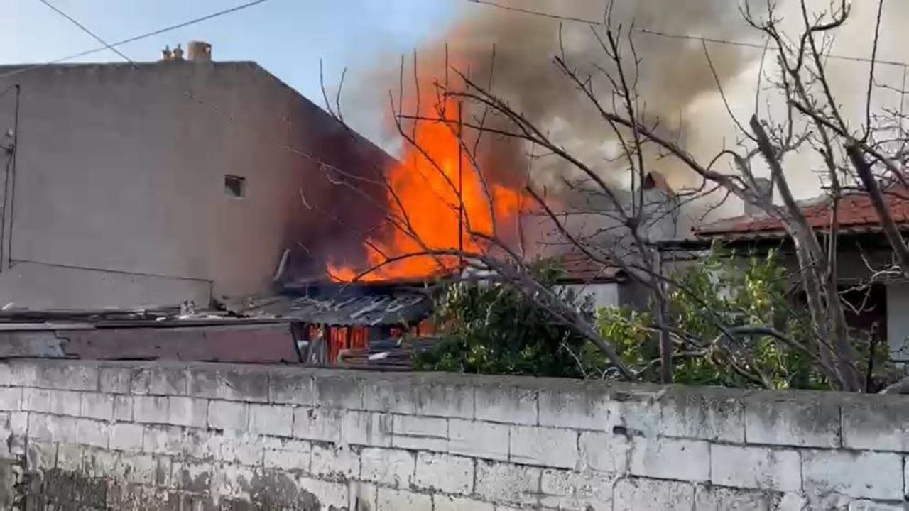 İzmir’de müstakil ev yangını
