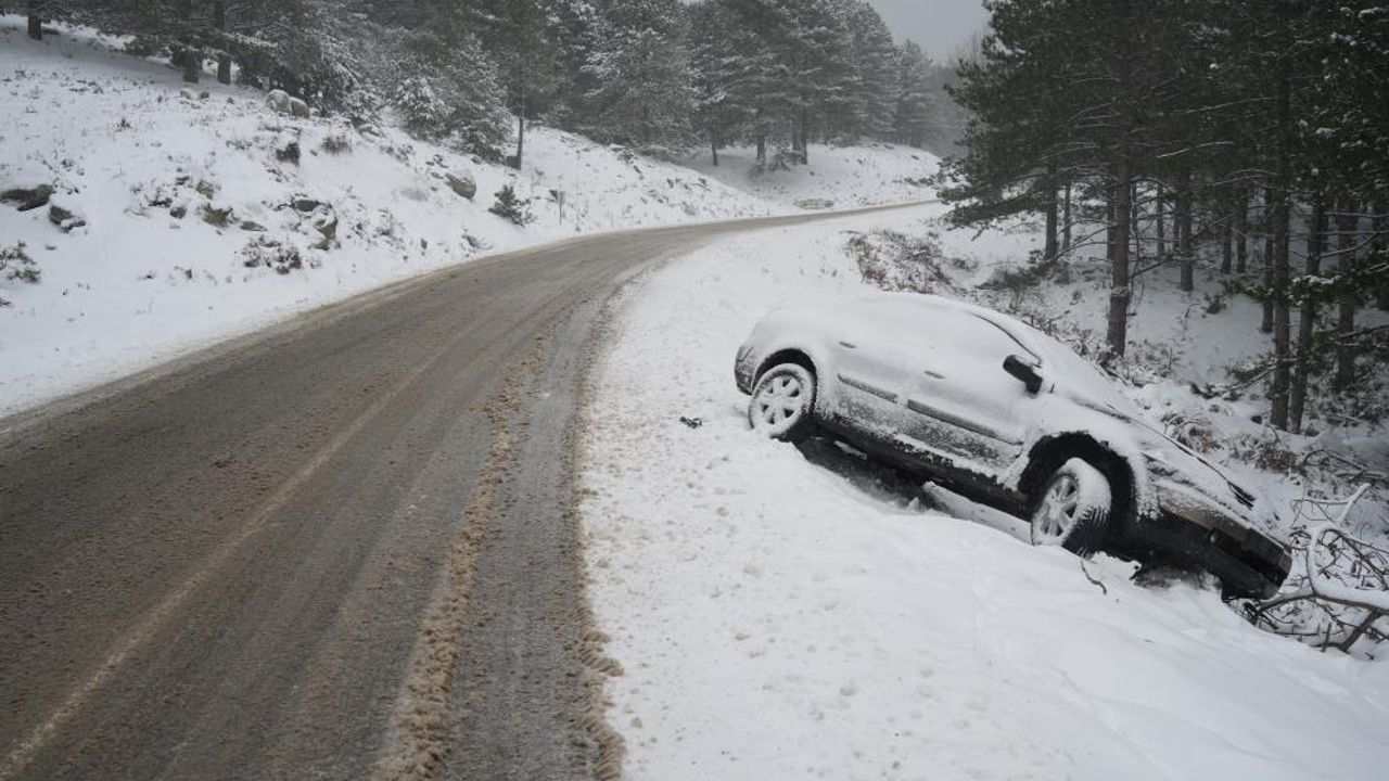 Kazdağları’nda kar yağışı trafiği olumsuz etkiliyor