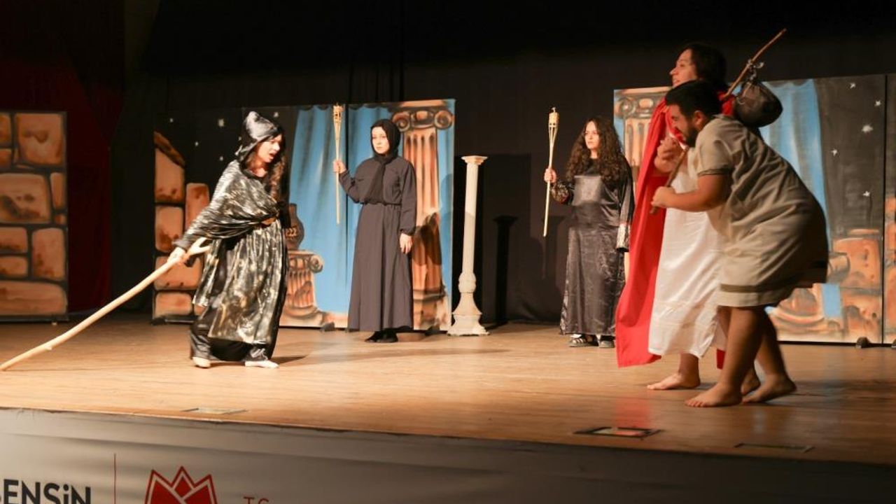 "Hades'e Yolculuk" tiyatro severlerle buluştu