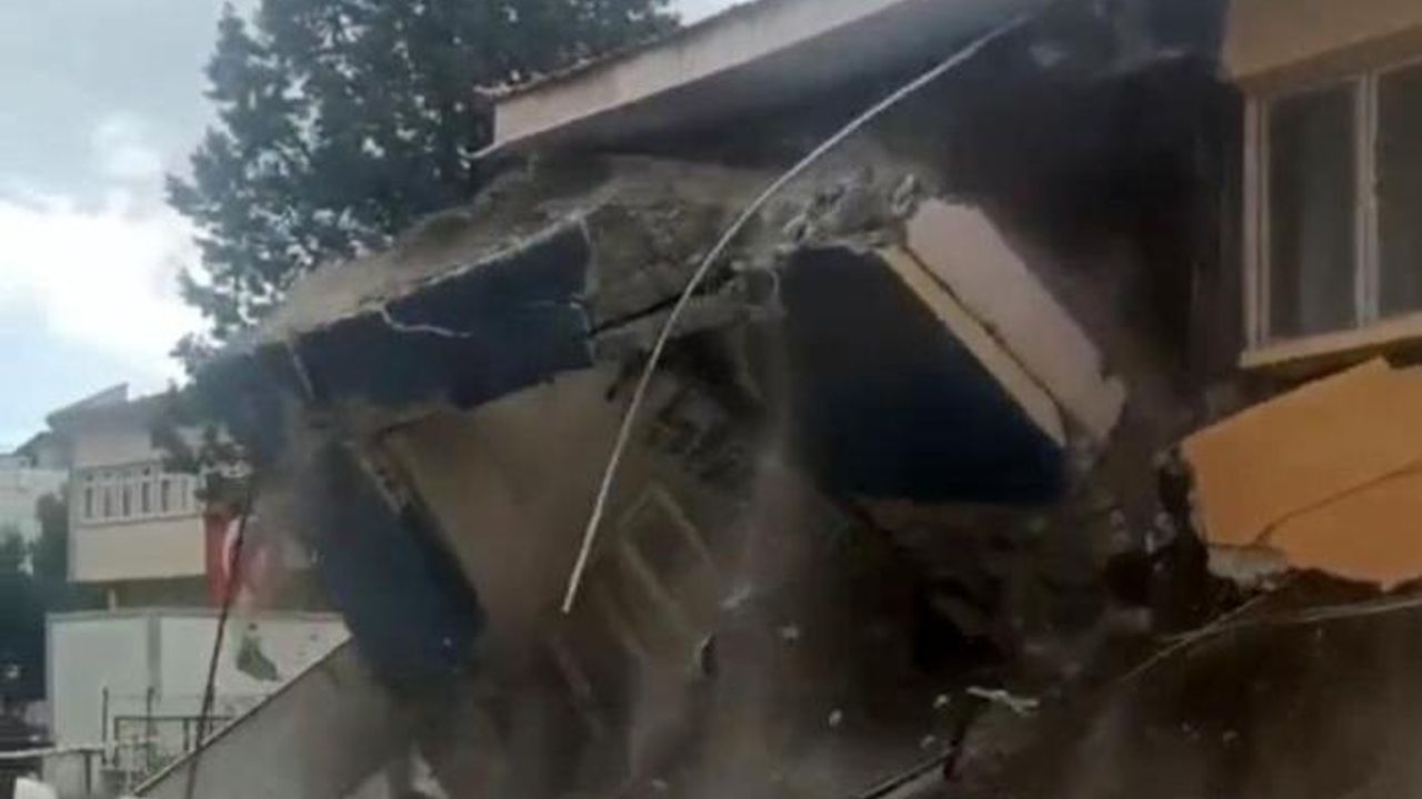 Sındırgı'da depremde hasar gören bina kendiliğinden yıkıldı