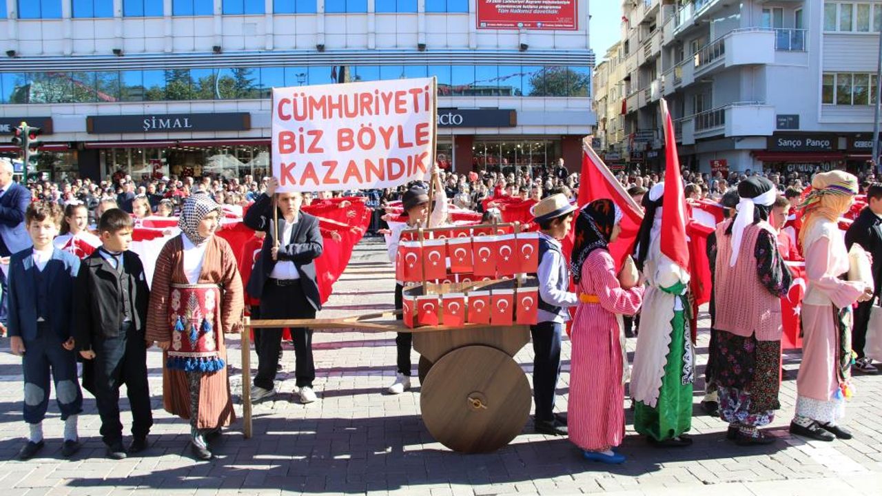 Uşak'ta Türkiye Cumhuriyetinin 102. yaşı coşkuyla kutlandı