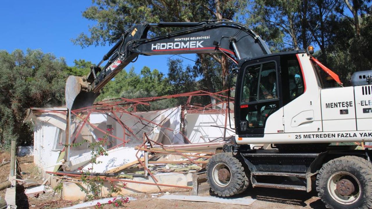 Akbük’te kaçak yapılara kepçe vuruldu