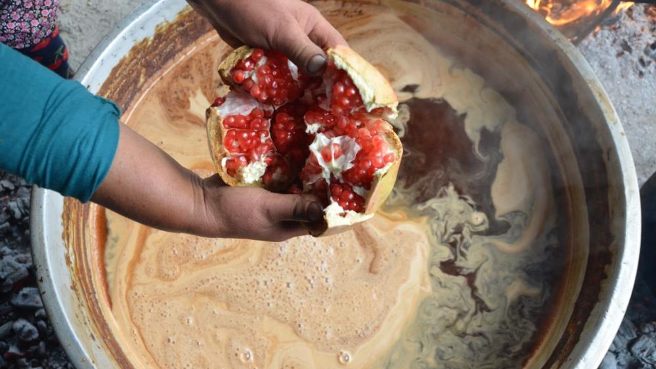 Aydın’da narlar geleneksel yöntemle ekşiye dönüşüyor