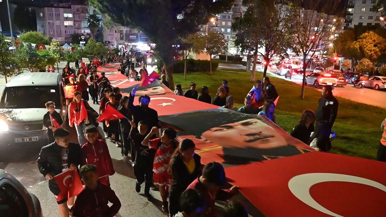 Karabağlar 'da Coşkulu Cumhuriyet Korteji