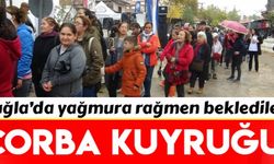 Bedava tarhana için yağmura aldırış etmediler