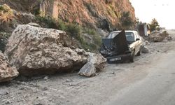 Depremde tonlarca ağırlıktaki kayalar evlerin üzerine düştü