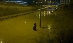  Araçlar yağmur sularının içinde kaldı