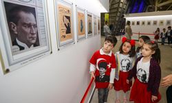 Atatürk fotoğrafları sergisinin minik ziyaretçileri