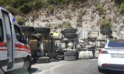 Sakar’da kamyon devrildi, yol trafiğe kapandı