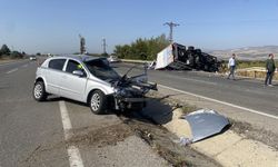 Manisa'da otomobil karşı şeride geçti!