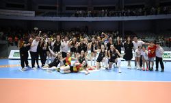 Göztepe Voleybol, ilk galibiyetini İzmir derbisinde aldı