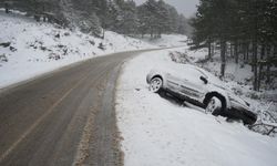 Kazdağları’nda kar yağışı trafiği olumsuz etkiliyor