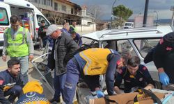  Manisa'da kepçe ile otomobil çarpıştı