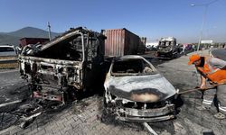  İzmir'de kaza yapan 3 araç yanarak küle döndü