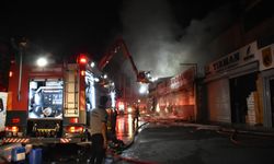 İzmir'de iş yerinde çıkan yangın yan depoya da sıçradı