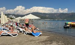 Marmaris'te denizin keyfini turistler çıkarıyor