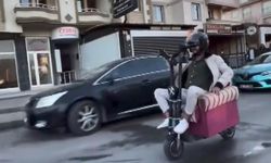 Scooter'a yerleştirdiği koltukla trafiğe çıktı