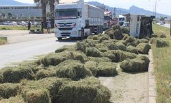 Kaza yapan kamyondaki saman balyaları yola saçıldı