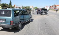 2 otomobil kavşakta çarpıştı