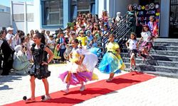Çeşme’de öğrencilerden geri dönüşüm defilesi