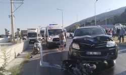 Motosiklet sürücüsü metrelerce sürüklendi