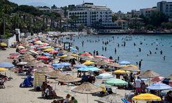 Kuşadası’nda sıcak havadan bunalanlar plajlara akın etti