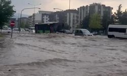 Denizli’de yollar göle döndü, sürücüler zor anlar yaşadı