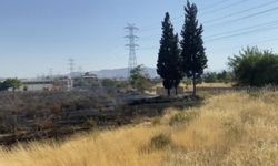 İzmir’de çıkan yangın AVM otoparkına sıçradı, 2 otomobil hasar gördü