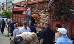 Tarlasında yetiştirdiği 20 ton patatesi vatandaşa dağıttı