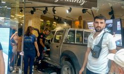 Sürücünün tansiyonu düştü, araç önündeki araca çarpıp mağazaya daldı