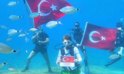 Deniz dibinde Türk bayraklı 30 Ağustos kutlaması