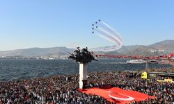 Türk Yıldızları ve Solo Türk gösterileri İzmir semalarında