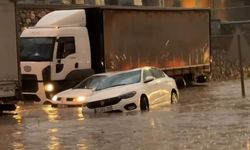 Manisa’da sağanak yağış sokakları göle çevirdi