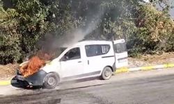 Seyir halindeki araç alev alev yandı