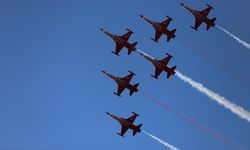 Türk Yıldızları’ndan nefes kesen gösteri