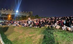 Yüzlerceüniversite öğrencisi gece açık hava sinemasında buluştu
