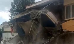 Sındırgı'da depremde hasar gören bina kendiliğinden yıkıldı