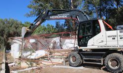 Akbük’te kaçak yapılara kepçe vuruldu