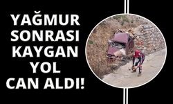 Kayganlaşan yolda otomobil istinat duvarına çarptı