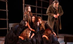 İzmir Şehir Tiyatroları'ndan Cadı Kazanı için görkemli prömiyer